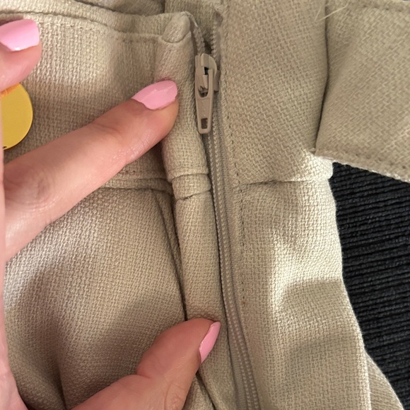 H&M Cream Women's Shorts with Gold Accents - Picture 4 of 4